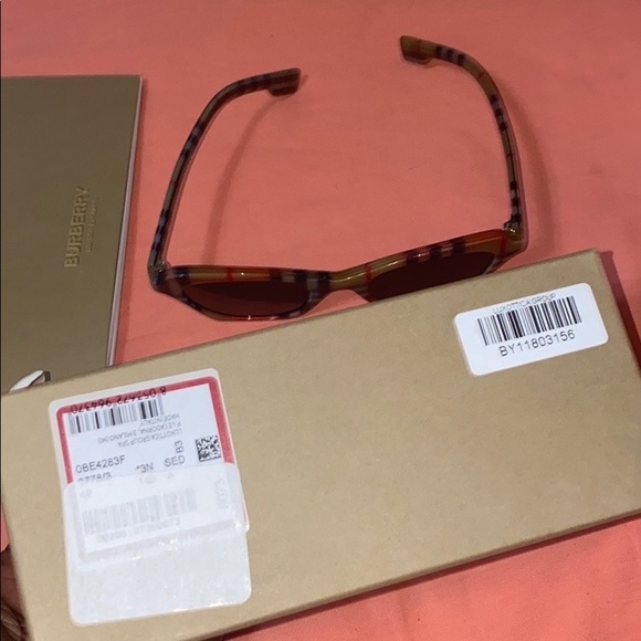 *BURBERRY SUNGLASSES* - Picture 5 of 6